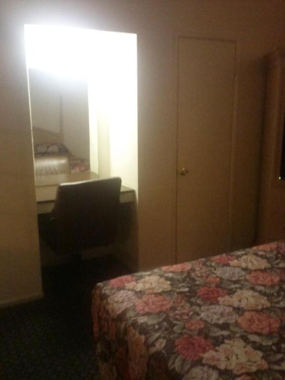 Stockton Travelers Motel Room photo